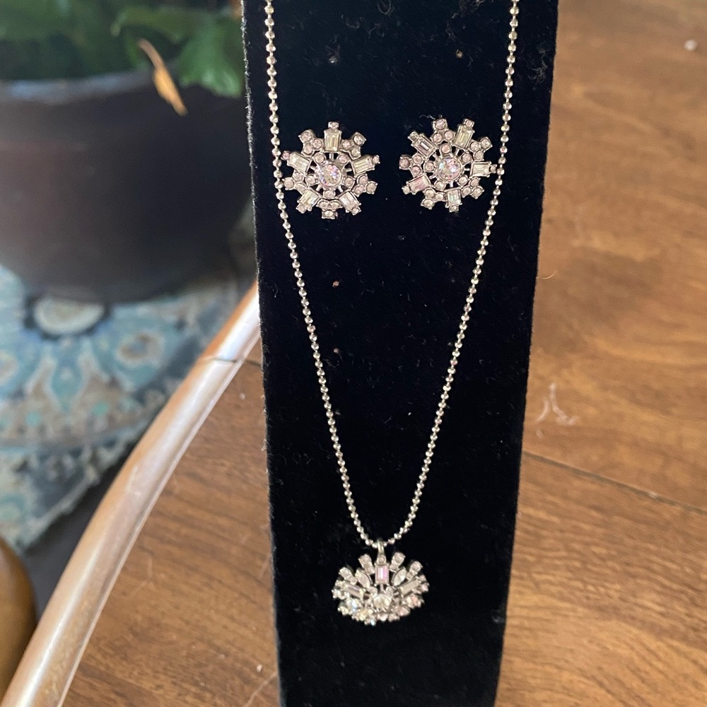❄️❄️Snowflake Necklace and Earrings❄️❄️